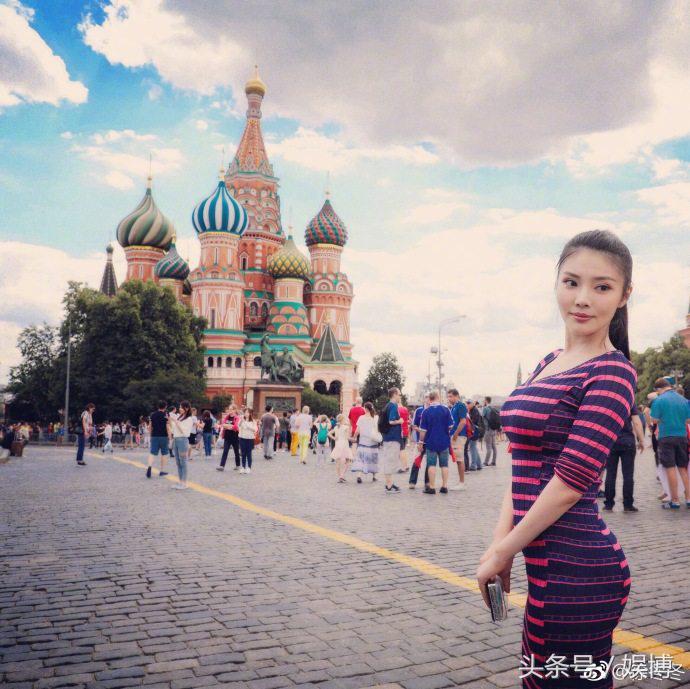 徐冬冬晒黑色泳装造型随拍,徐冬冬穿背心黑白照