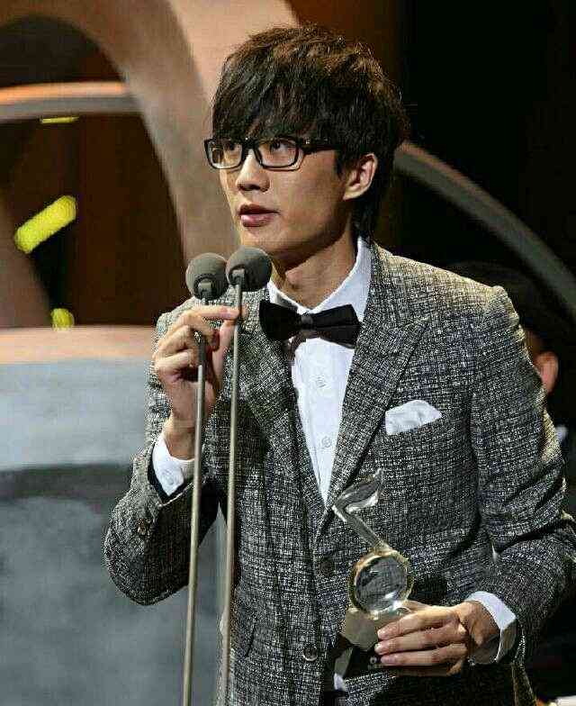 不温不火许嵩,为什么许嵩有几年不火