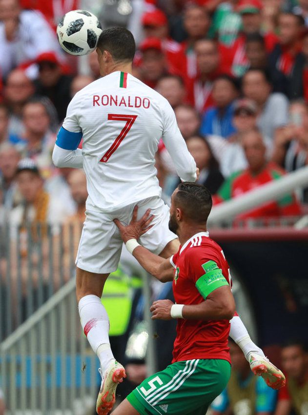 c罗被铲鲁尼出头,c罗被铲球站起来