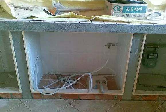 请工人砌墙多少钱,请师傅到家做橱柜一块板多少钱