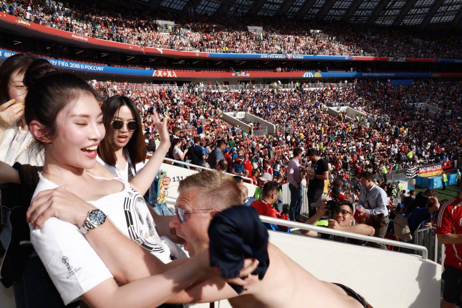 别样世界杯：刘语熙“反向神预测”，徐冬冬现场看球被生扑