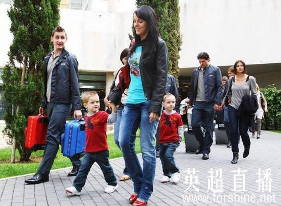 世界杯萌娃,梅西和c罗带娃对比