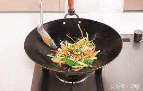 凉菜芥末黄瓜凉皮,黄瓜拌凉皮放什么调料