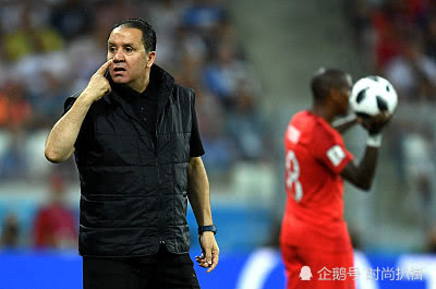 足球场上教练的手势,各国的足球教练的神操作