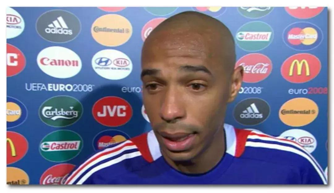 足球场上球员吐痰是什么行为,足球运动员为啥总吐痰