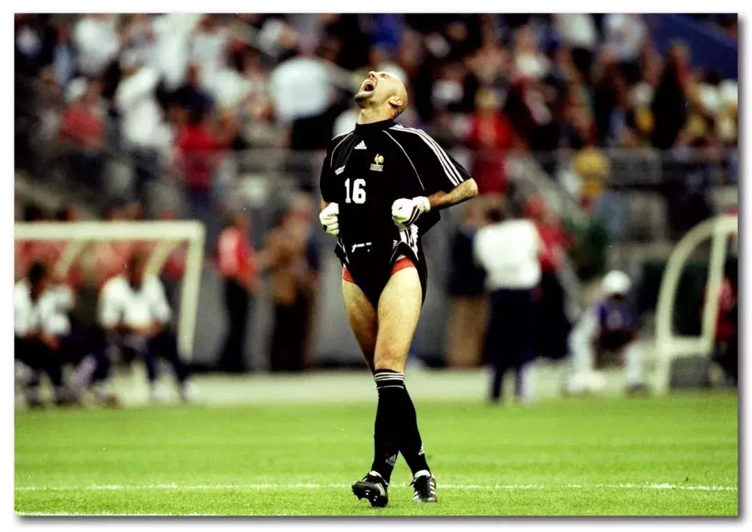 足球场上吐痰不恶心吗,足球场上全是痰