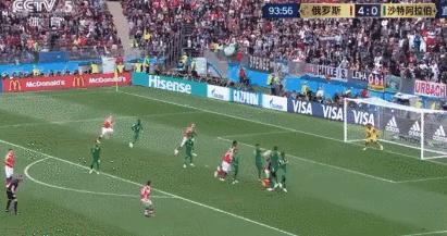 世界杯运动员戴什么表,世界杯裁判带领球员入场