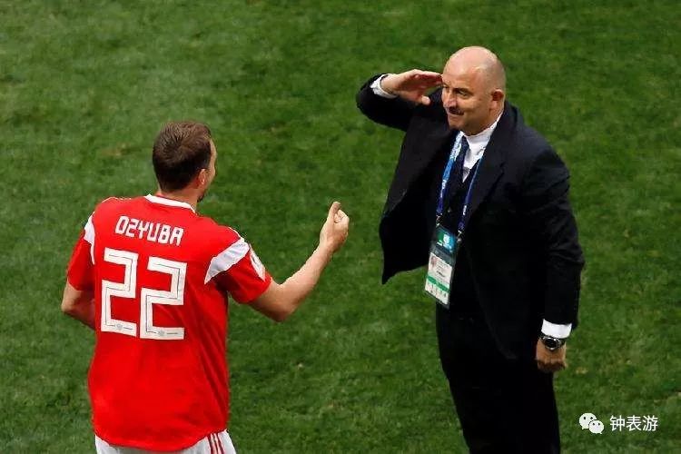 世界杯运动员戴什么表,世界杯裁判带领球员入场