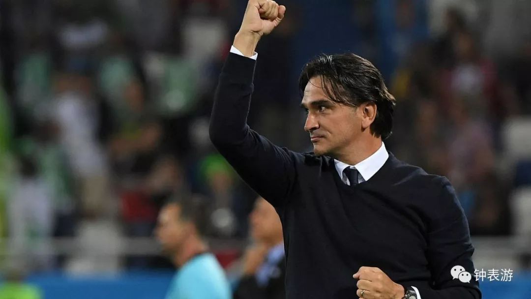 世界杯运动员戴什么表,世界杯裁判带领球员入场