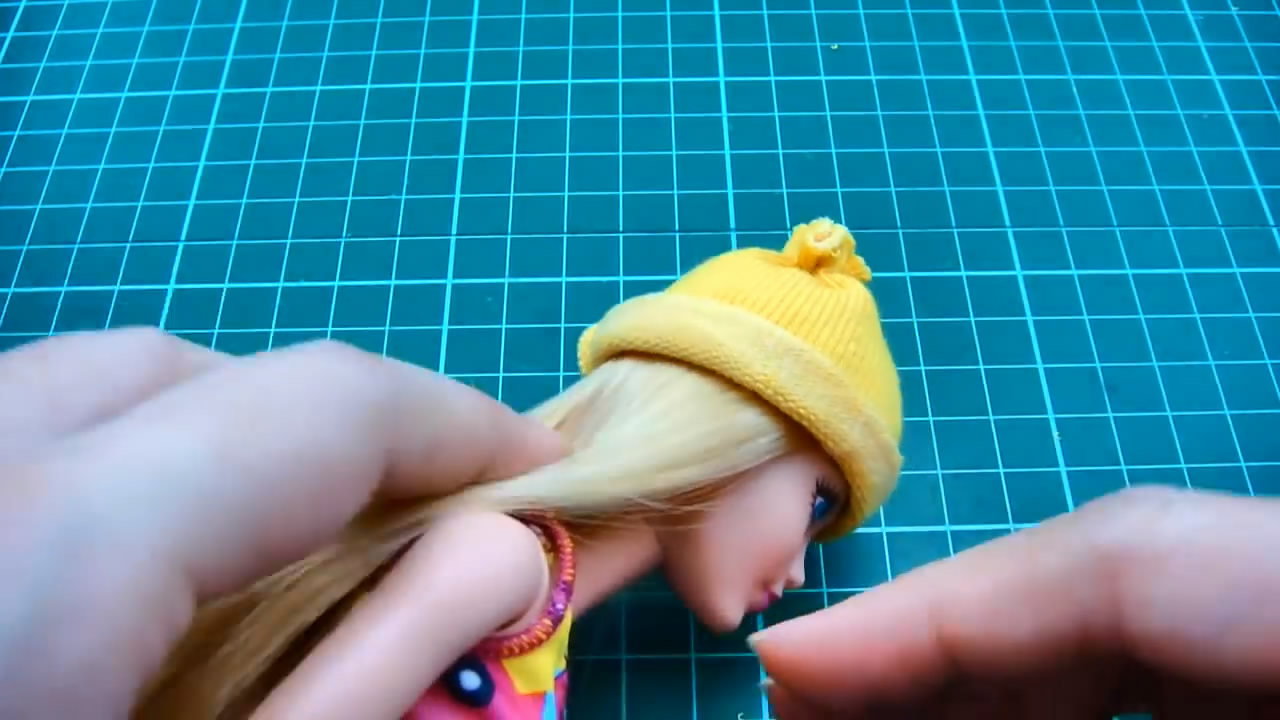教你学会如何制作可爱的迷你无边帽,用来装饰芭比娃娃非常可爱!