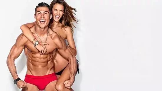 世界杯进入淘汰赛程，维密超模纷纷表示了对巴西队的支持