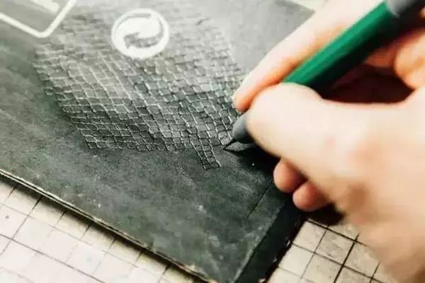 他用废纸箱做钱包，居然卖到600元，MUJI都叫好！