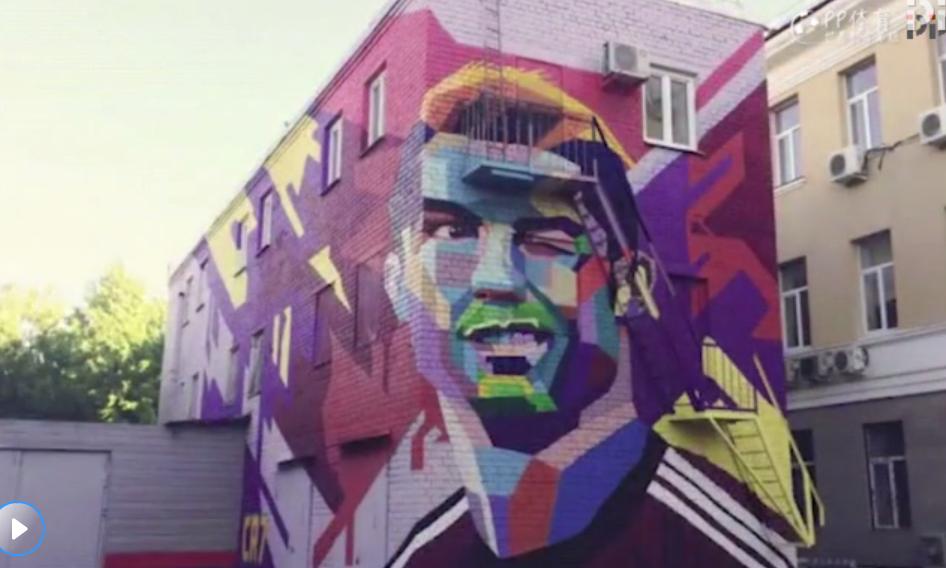 20米高C罗彩绘惊现喀山市中心，眨眼放电成旅游景点