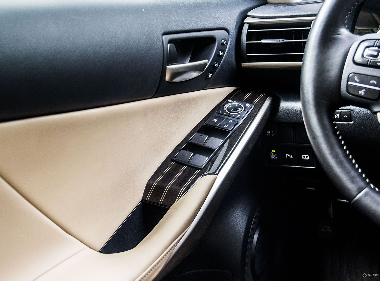 这款高颜值轿车不只男人喜欢女孩看了也瞬间心动实拍雷克萨斯IS