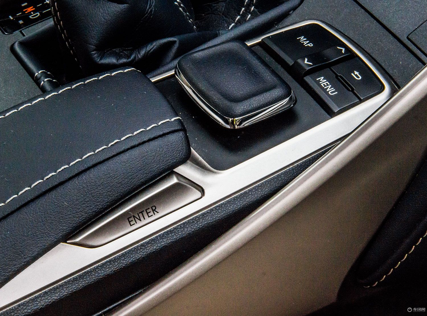 这款高颜值轿车不只男人喜欢女孩看了也瞬间心动实拍雷克萨斯IS