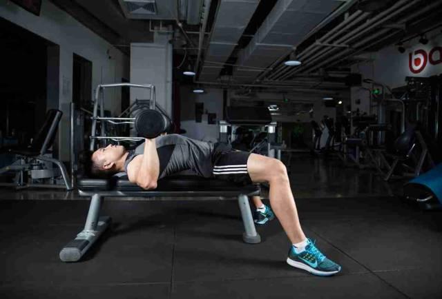 哑铃胸推练的是什么,练胸应该先做俯卧撑还是器械动作