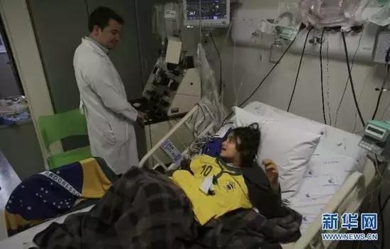 世界杯里无病号！82岁英国老爷爷靠足球抗癌，业余踢球已经近70年