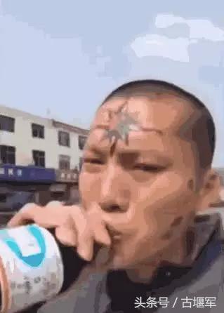 男子直播喝杀虫剂,男子作死喝风油精