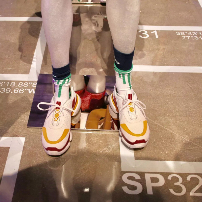 prada鍐嶇敓绯诲垪,prada鎹㈡帉闂ㄤ汉