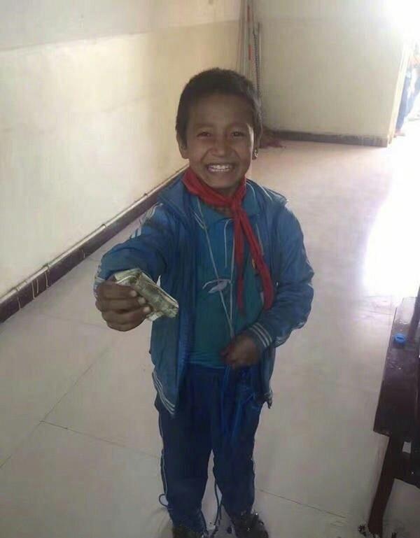 男孩攒35张皱巴巴零钱，请老师帮“买个好点的足球”