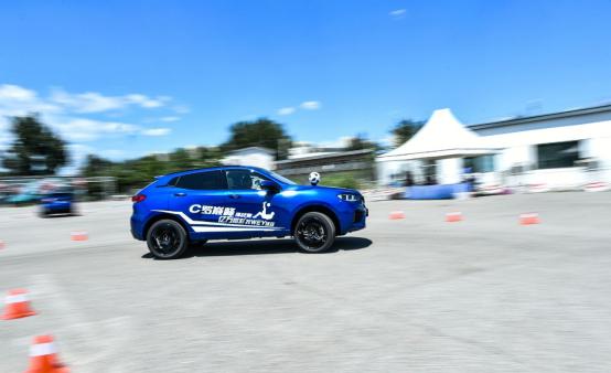 开着SUV踢足球这场球赛WEY何这么新鲜