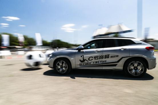 开着SUV踢足球这场球赛WEY何这么新鲜