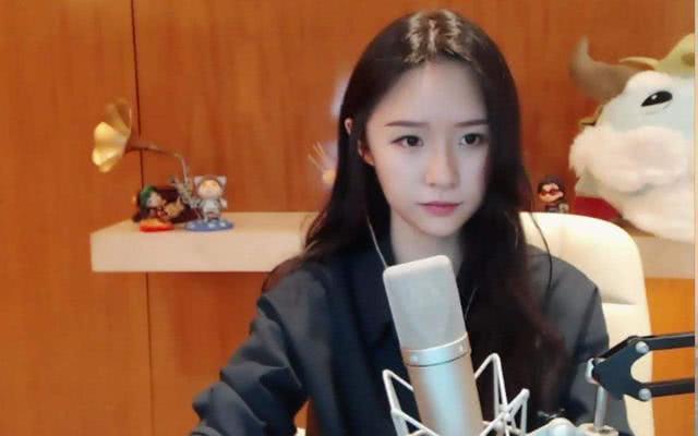 斗鱼一姐阿冷现身,阿冷为什么能成新斗鱼一姐