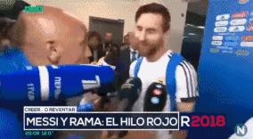 记者送给梅西红绳,梅西被记者送红绳