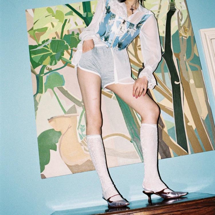 夏天露腿穿袜子好还是不穿显腿长,别再露脚踝了秋天露袜才是真时髦