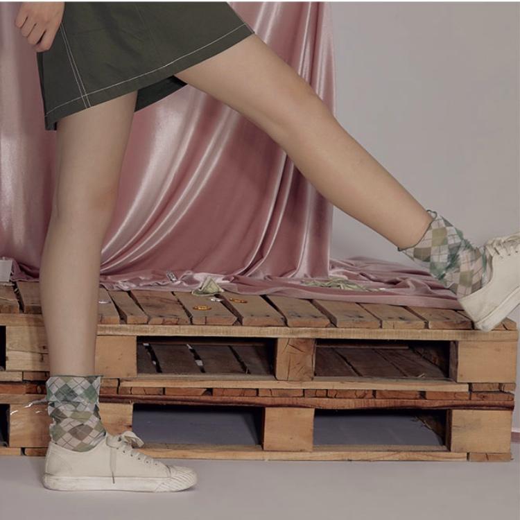 夏天露腿穿袜子好还是不穿显腿长,别再露脚踝了秋天露袜才是真时髦