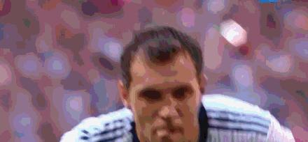 点球门将站球门一侧迷惑对手,守门员扑点球难以置信