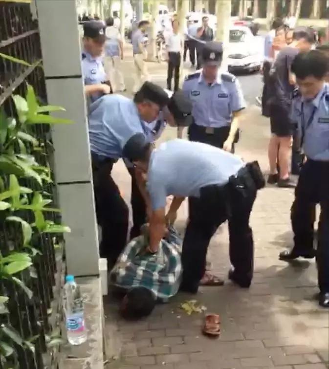 疯子砍人该怎么办,遇到砍人怎么应对