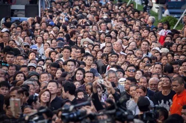 泰国总理英拉惊艳的照片,世界华人女总统