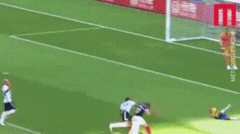 内马尔玩花式足球被揍,内马尔花式足球被揍