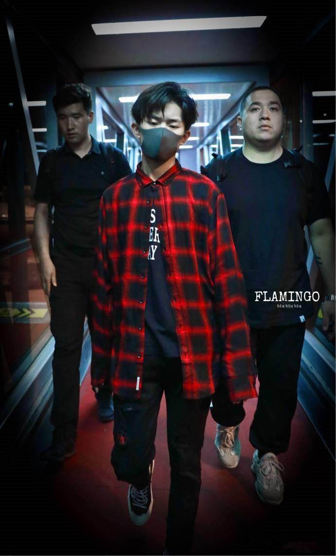 易烊千玺走在夜里大街上,易烊千玺杭州打卡同款