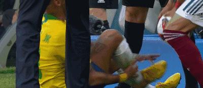 内马尔被犯规笑着用进球回应,内马尔被推倒起身微笑