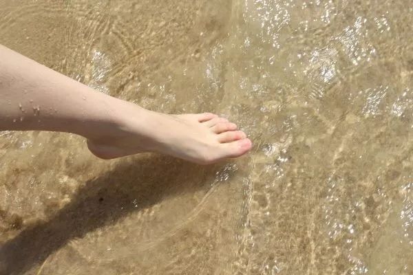 擦掉一张皮，双脚换皮术！死皮、老茧一喷就没，15秒还原嫩白玉足