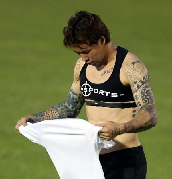 C罗为了献血至今不曾纹身，反观国足，把自己纹的像同花顺！