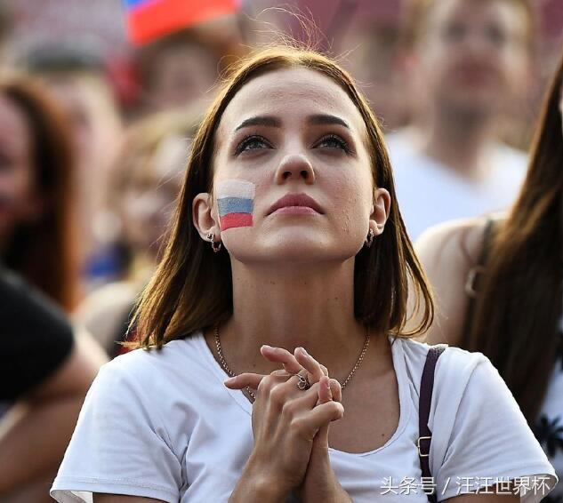 2018世界杯进行时：现场美女球迷图鉴，你更喜欢哪一个？