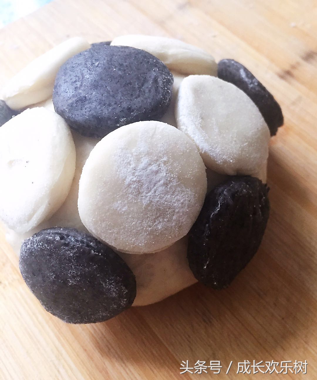 爸爸看世界杯宝宝趴床边,老爸看足球世界杯