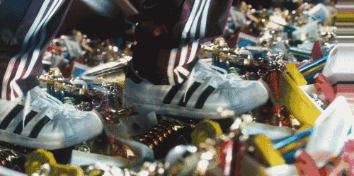 阿迪达斯贝壳头和三叶草的区别,三叶草贝壳头发黄怎么复原