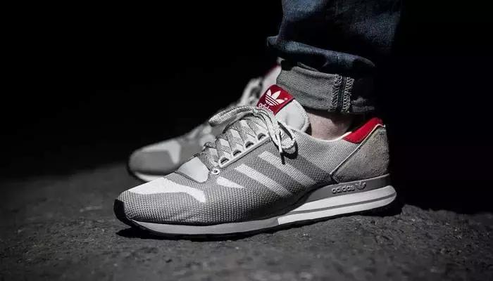 阿迪达斯贝壳头和三叶草的区别,三叶草贝壳头发黄怎么复原