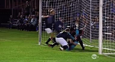 真正英勇的门将守门是不用手的!