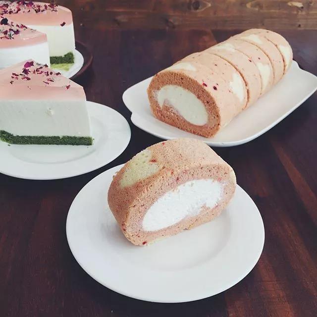 为什么蛋糕卷一出来就塌下去了,蛋糕卷断裂卷不起来的原因