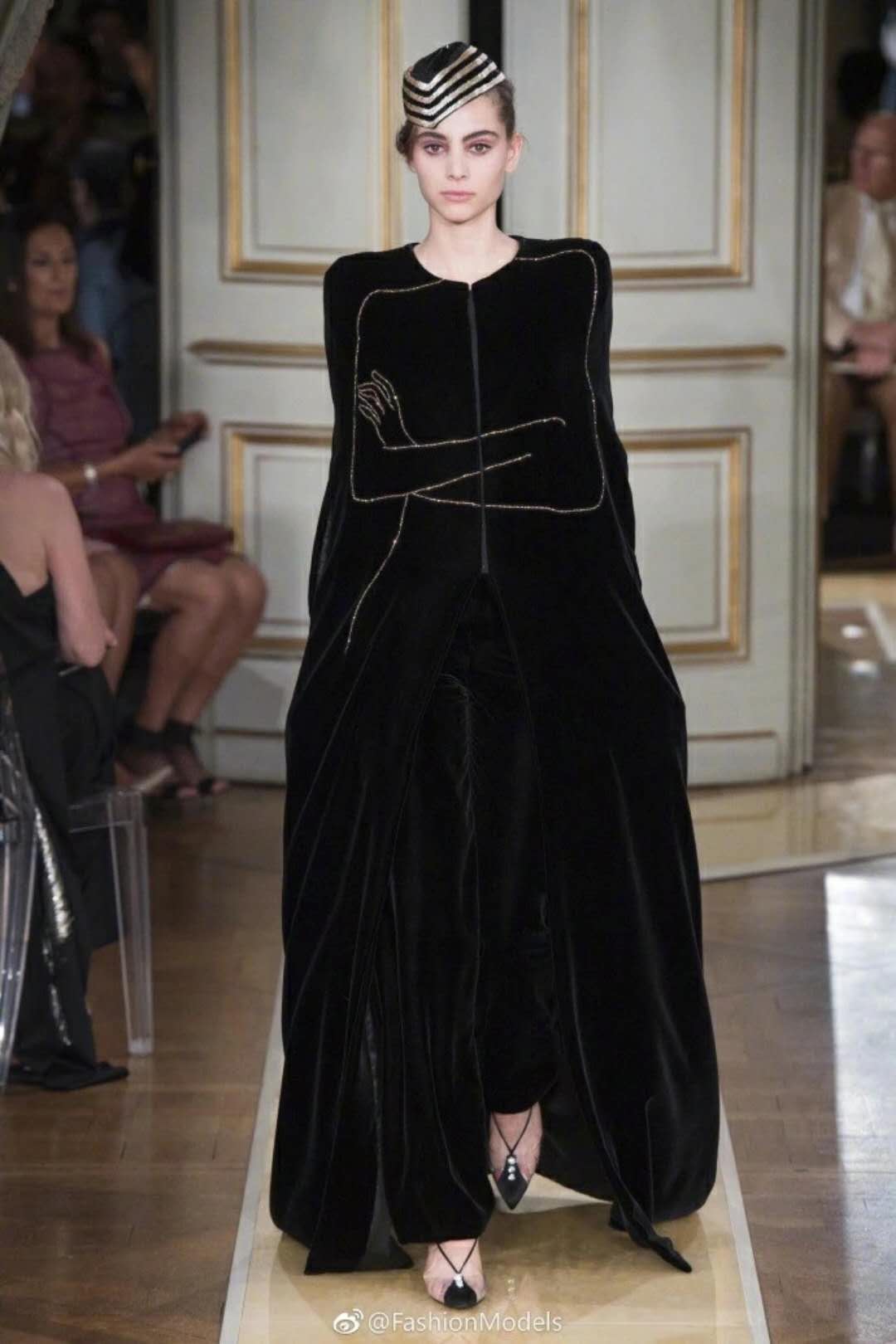 足球反向买别墅靠大海搞笑视频,足球反着买的搞笑图片