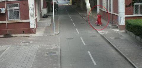 男子扮女装进宿舍偷衣物高校回应,男扮女装当群演被校霸发现后