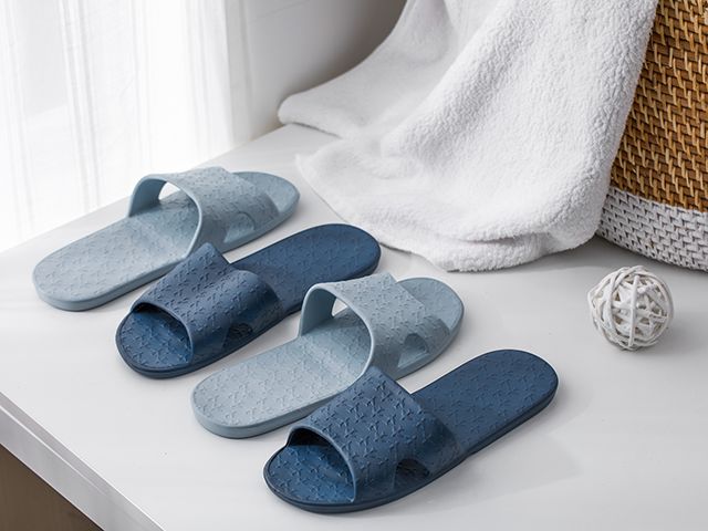 一条货架｜来自澳大利亚的“德运”奶粉；收起来只有巴掌大的拖鞋