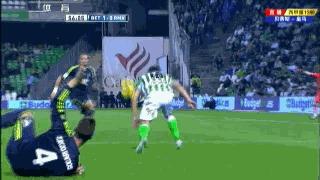 足球场上最解气犯规,足球场上那些触目惊心的画面