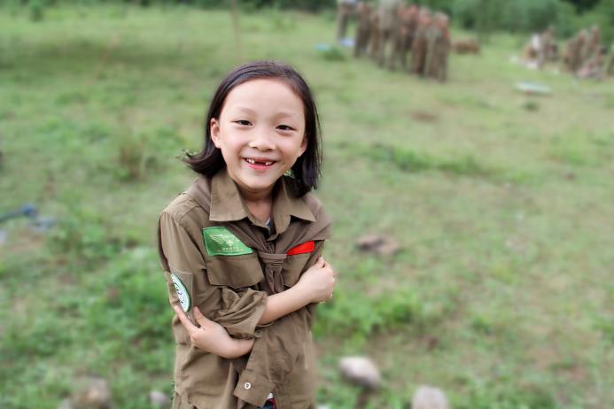 松开孩子的手让他学会成长,孩子放开他的手