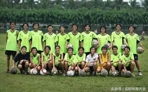 中国女孩捡球,捡球的中国女孩